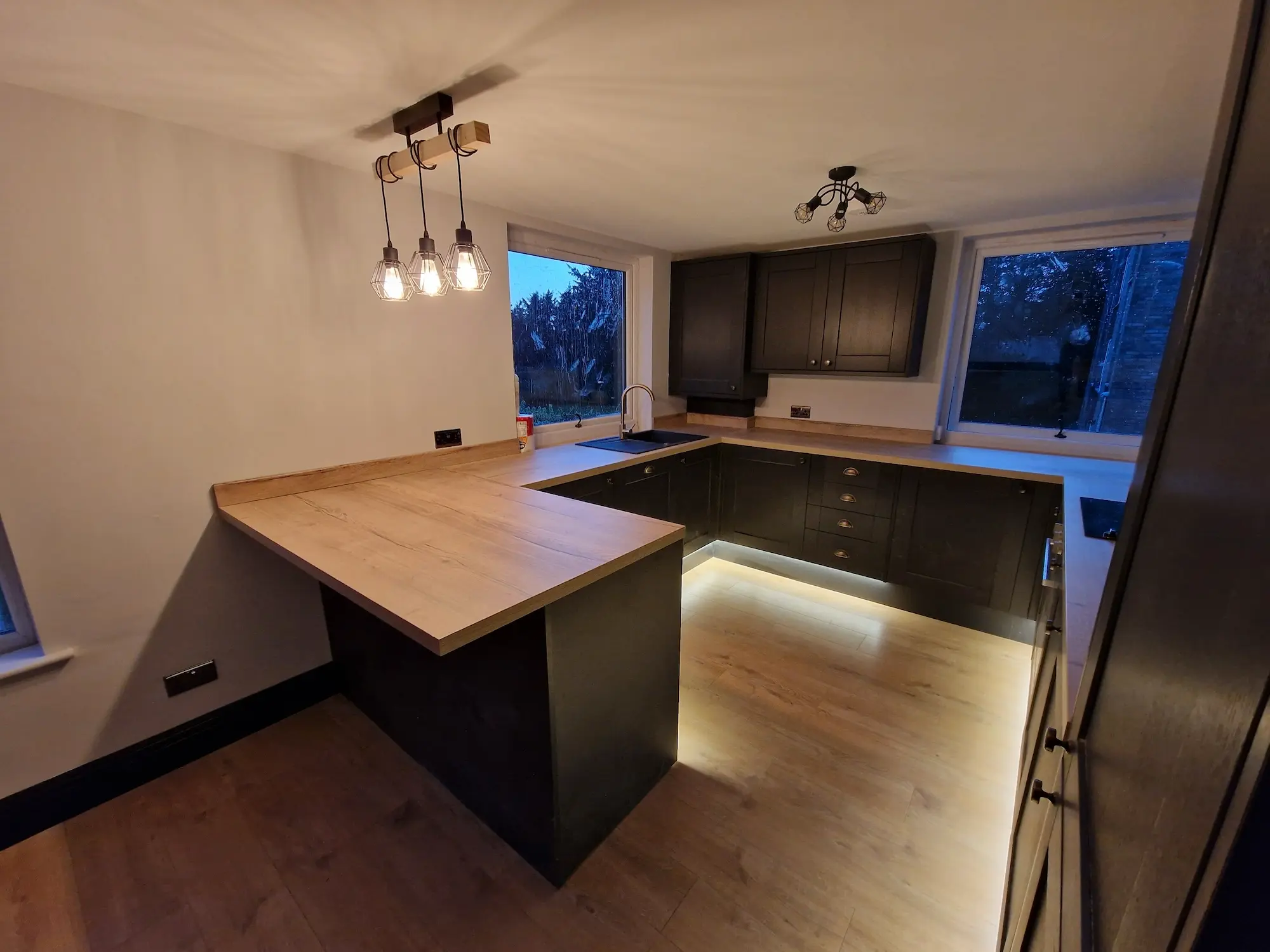 Photo of the modern, dark kitchen of Farleigh Court Road 2 Bedroom Flat