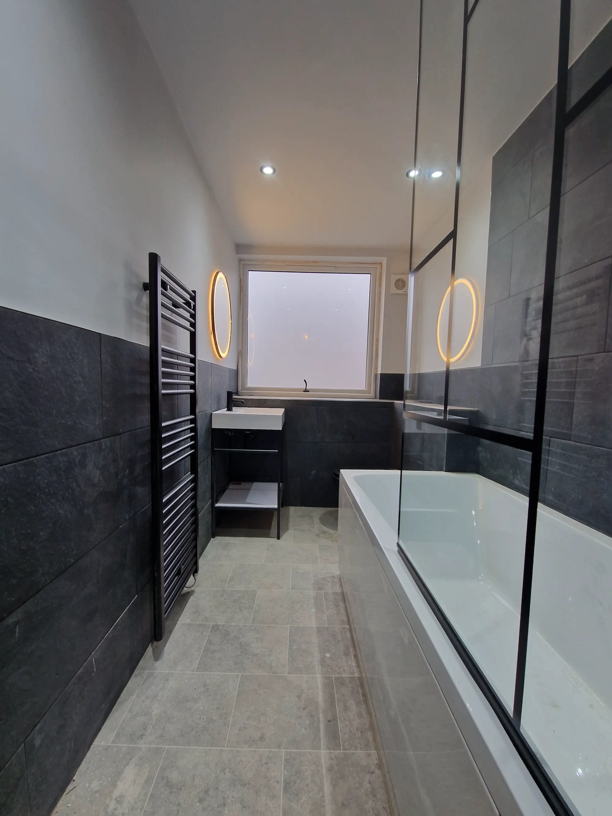 Photo of the modern, dark bathroom of Farleigh Court Road 2 Bedroom Flat